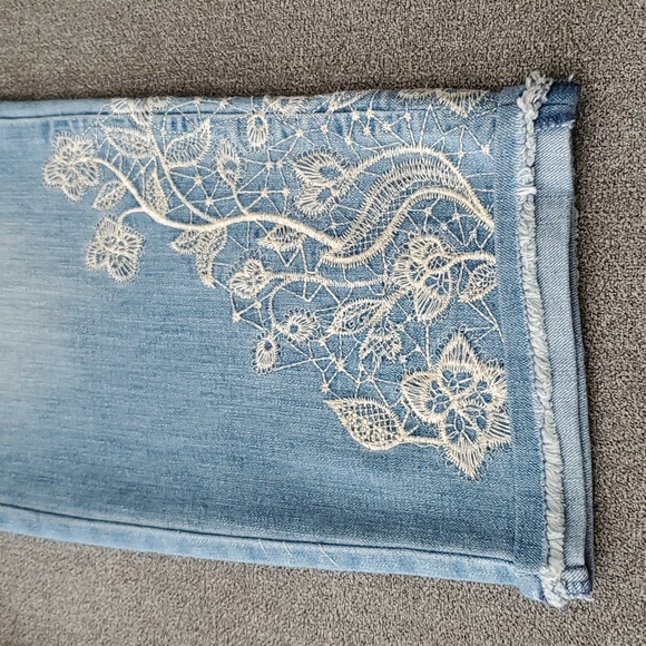 NINE WEST Floral Embroidered Hem Chrystie Capri Jeans SIZE: 4 - Picture 4 of 13